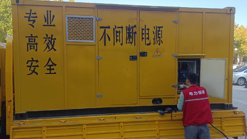 梅江柴油发电机组和UPS电源配合使用时，如何避免切换过程中的电力中断？