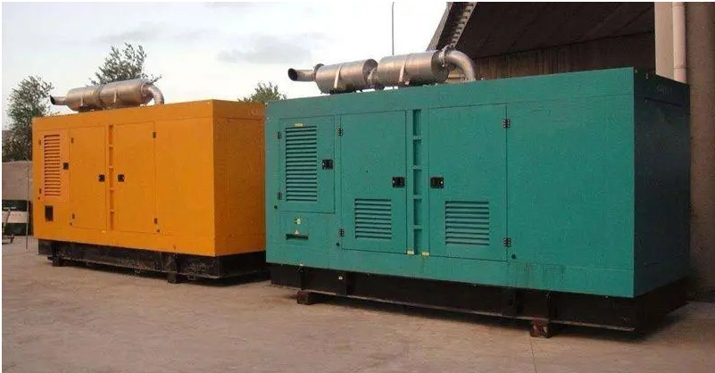 梅江如何根据经济负载率来选择合适的变压器容量？